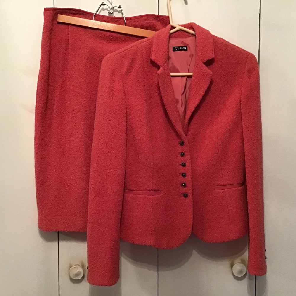 TAHARI. Skirt suit. Gorgeous detail, vintage style buttons. Size 2.